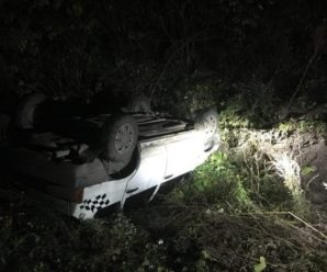 В передмісті Івано-Франківська автомобіль впав з мосту і перекинувся. Водієві пощастило вижити