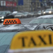 Викинув з машини і побив: у Франківську стався інцидент між таксистом і пасажирами. ВІДЕОСЮЖЕТ