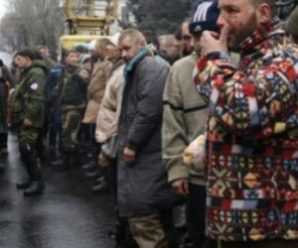 Не дають навіть теплого одягу: Дружина військового, який не вийшов з “дебальцевського котла” розповіла про утримання бранців у “ДНР”