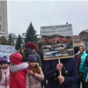 Пікет під ОДА: мітингувальники з Раковця хочуть на тиждень відправити франківських чиновників в стару аварійну школу (відео)