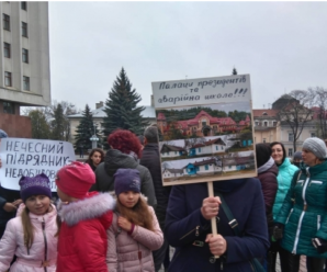 Пікет під ОДА: мітингувальники з Раковця хочуть на тиждень відправити франківських чиновників в стару аварійну школу (відео)