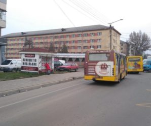Небезпечна маршрутка: у Франківську пасажири у громадському транспорті мало не потрапили у аварію
