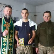 Військовий священик із Прикарпаття у зоні АТО охрестив бійця. ФОТОФАКТ