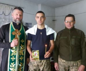 Військовий священик із Прикарпаття у зоні АТО охрестив бійця. ФОТОФАКТ