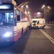 Машина швидкої допомоги врізалася у тролейбус, двоє постраждалих