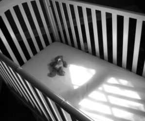 На Прикарпатті у сім’ї, в якій помер однорічний хлопчик, уже помирала дитина