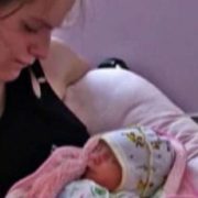 “Тут чи не щодня сусіди вибігають і кричать, що вбили малюка”: у Кропивницькому у нетверезих батьків відібрали немовля