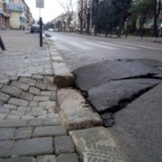 В середмісті Франківська провалилась дорога і тротуар