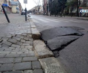 В середмісті Франківська провалилась дорога і тротуар