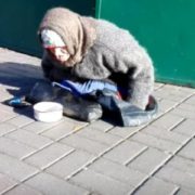 “Пapaлізована” жінка, яка просить милостиню у Києві насправді здорова і побудувала триповерховий будинок на Закарпатті(відео)