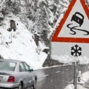 “Як правильно їздити по слизькій дорозі”: прийоми зимового водіння
