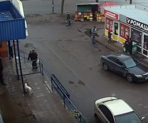 Заштовхали в автомобіль на очах у перехожих: з’явилося відео вuкрaдeння жінки в Києві