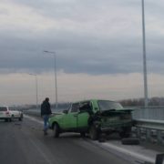 На мості при в’їзді у Франківськ  не розминулись дві автівки (фото)