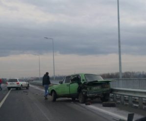 На мості при в’їзді у Франківськ  не розминулись дві автівки (фото)