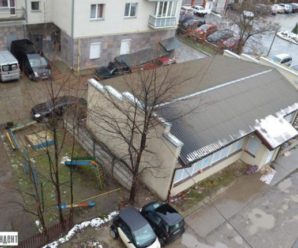 Мешканці: власниця приміщення по Сахарова, 23 забирає метри проїзду і дитмайданчика (фото)