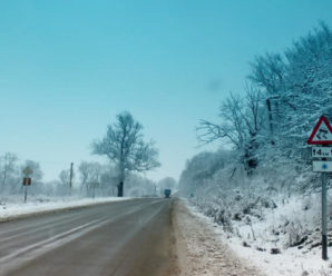 Обережно! Снігопади, ожеледь: дорожники закликають прикарпатських водіїв бути обережними на дорозі (фото)