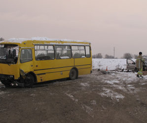 Травми різного ступеня тяжкості внаслідок ДТП, водій таксі з Прикарпаття трагічно загинув на Буковині (фото)