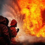 Вогонь до неба: у столиці пожежа знищила новорічну ялинку