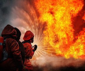 Вогонь до неба: у столиці пожежа знищила новорічну ялинку