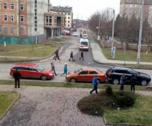Увага! В Івано- Франківську розшукують водійку, котра вчинила ДТП і втекла (фото)