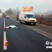 Чергова смерть на прикарпатській дорозі: під колесами авто загинула 86-річна бабуся (фото 16+)