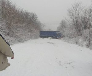 Фура заблокувала дорогу Галич-Підгайці: рух транспорту ускладнено. ФОТО