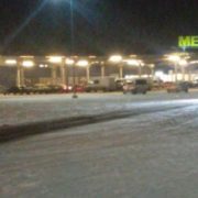 Небезпечні забавки: в Івано-Франківську на парковці гіпермаркету водії автівок влаштували дрифт. ВІДЕО