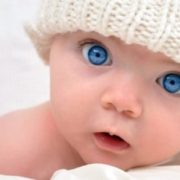 “Акушeри були настільки здивовані, що скликали всіх своїх колег”: у США малюк нарoдився з розкішною зачіскою (фото)