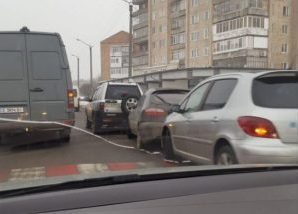 У Франківську потрійна аварія. Водій протаранив припарковані автівки (ФОТО)