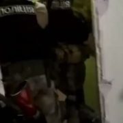 “З гвинтівки у перехожих”: В Одесі взяли штурмом квартиру чоловіка, що стріляв у людей