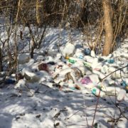 “Моя хата скраю”: на Богородчанщині біля річки зробили звалище сміття (фото)