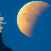 Вперше за 150 років повне місячне затемнення співпаде з «блакитним місяцем»: чим це загрожує