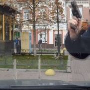 У столиці поліцейський по-звірячому накинувся на авто і погрожував пістолетом пасажирам (ВІДЕО)