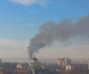 У Франківську по вулиці Макогона горить приміщення асфальтного заводу (фото)
