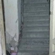 В центрі Франківська у під’їзді обвалилась сходова клітка (додано фото, відео)