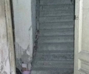В центрі Франківська у під’їзді обвалилась сходова клітка (додано фото, відео)