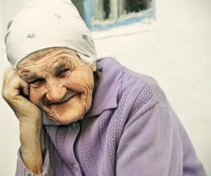 “Дістав 100 грн і тихенько так, щоб раптом не образити, простягаючи кажу їй – “З Різдвом вас!” Бабусі 96 років