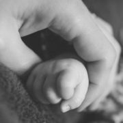 “Жінка заснула під час годування і…”: Трагічна загибель немовляти на Дніпропетровщині