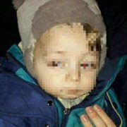 “В легкому одязі та в мокрих чоботах на морозі”: Поліцейські врятували хлопчика, мама якого загуляла 14 лютого