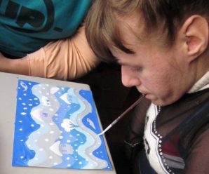 Молода прикарпатка малює ротом картини і продає їх, щоб здійснити свою мрію