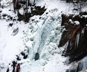 Крижана краса: на Прикарпатті замерзли водоспади. ФОТО