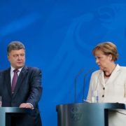 Ангела Меркель, подивившись на особняки Порошенка та Яценюка попросила в них особисто кредит у розмірі 15 мільярдів долярів