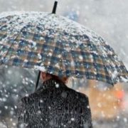 Вітер, сильний сніг та ожеледиця: на Прикарпатті оголосили штормове попередження