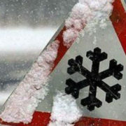 На Прикарпатті через снігопад зіштовхуються автівки та злітають з дороги фури (фото)