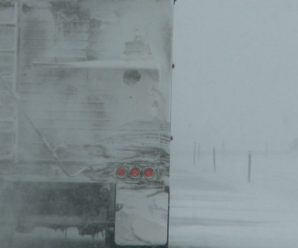 Через снігопад на Івано-Франківщині обмежували рух вантажівок