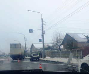 Аварія у Франківську: біля аеропорту не розминулися легковик та вантажівка