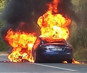 Бред Пітт “розбився” на Tesla: фото з місця ДТП