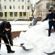 У Франківську Марцінків і чиновники МВК прибирали площу перед адмінбудинком від снігу (фото)