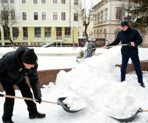 У Франківську Марцінків і чиновники МВК прибирали площу перед адмінбудинком від снігу (фото)