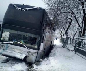 На Прикарпатті пасажирський автобус, який виконував міжнародний рейс, заїхав у відкритий люк